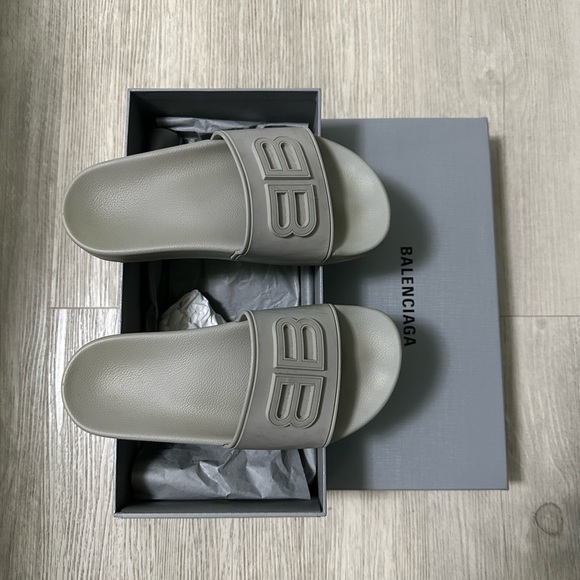 Balenciaga slides in light gray - Picture 2 of 7